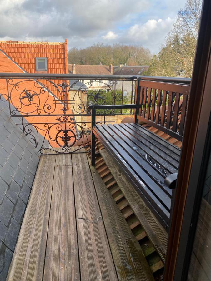 Loft Dans Le Clocher Face Au Chateau Bonnelles Exterior photo