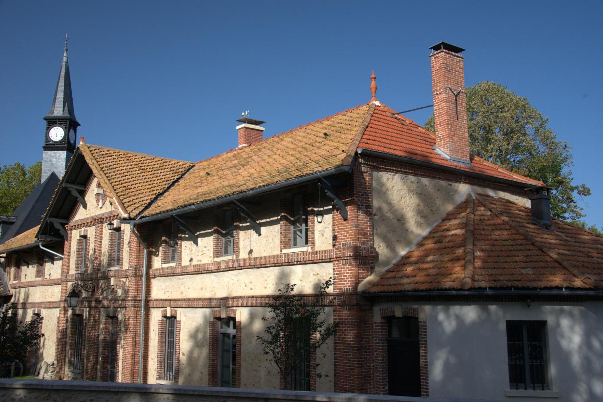 Loft Dans Le Clocher Face Au Chateau Bonnelles Exterior photo