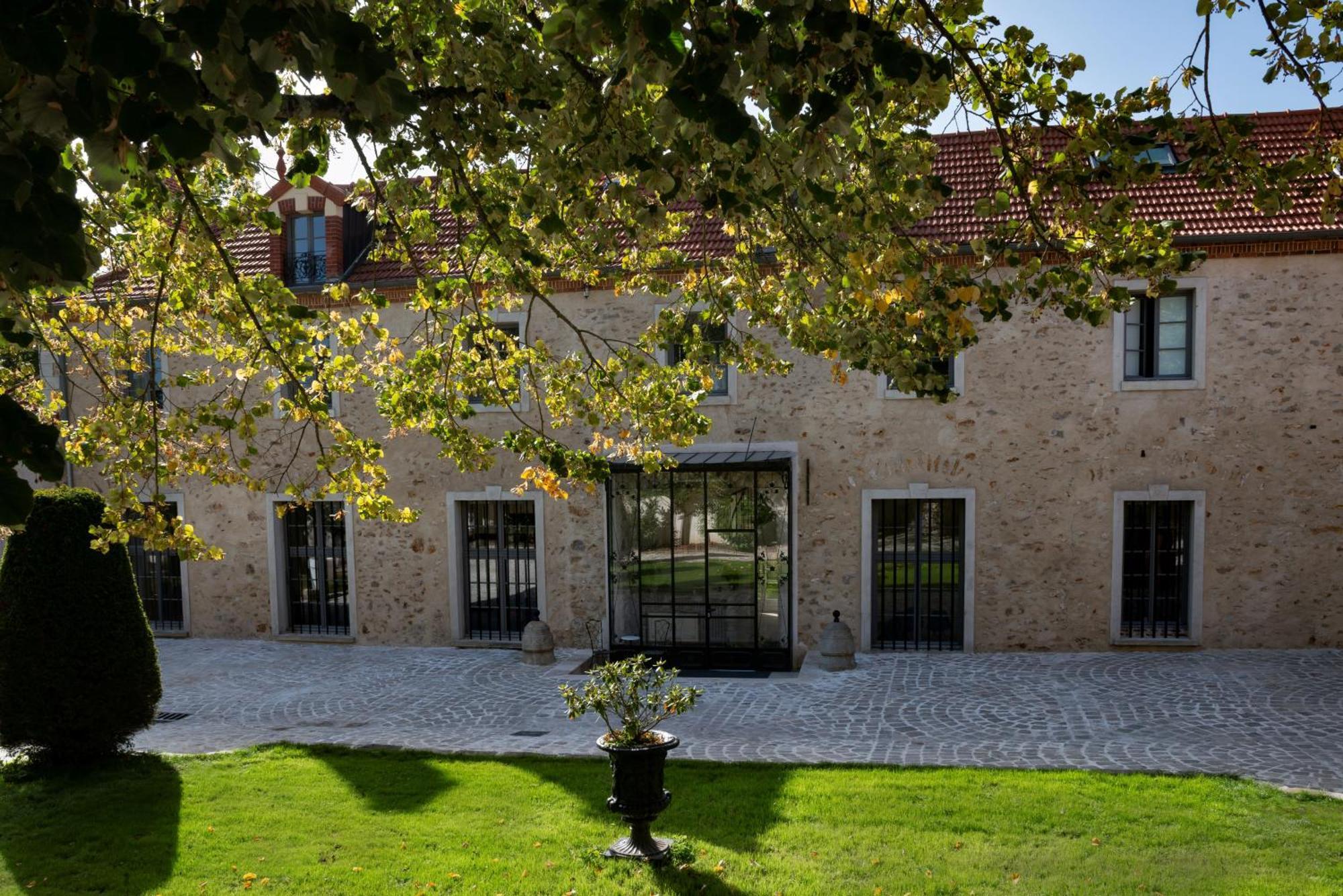 Loft Dans Le Clocher Face Au Chateau Bonnelles Exterior photo