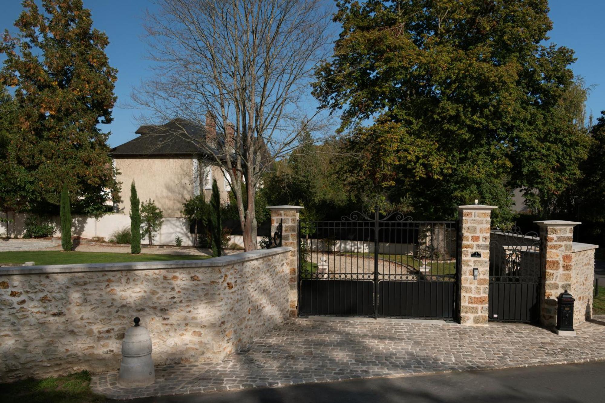 Loft Dans Le Clocher Face Au Chateau Bonnelles Exterior photo